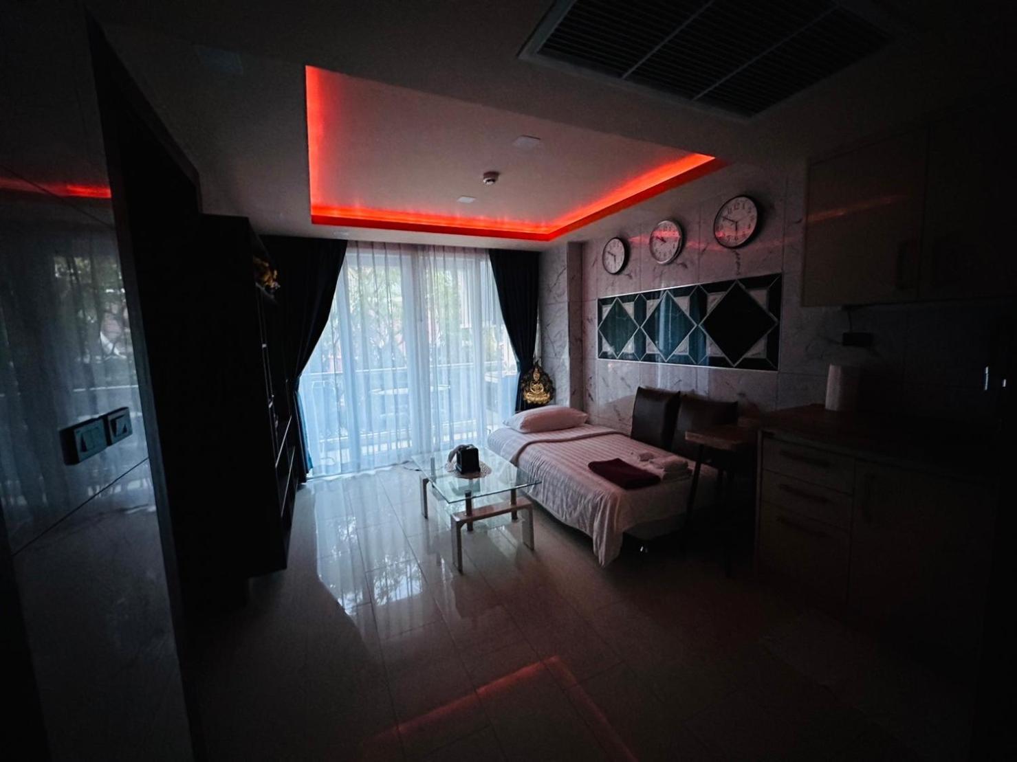 Luxury Business Suits In Grand Avenue By Pattaya City Estates Esterno foto