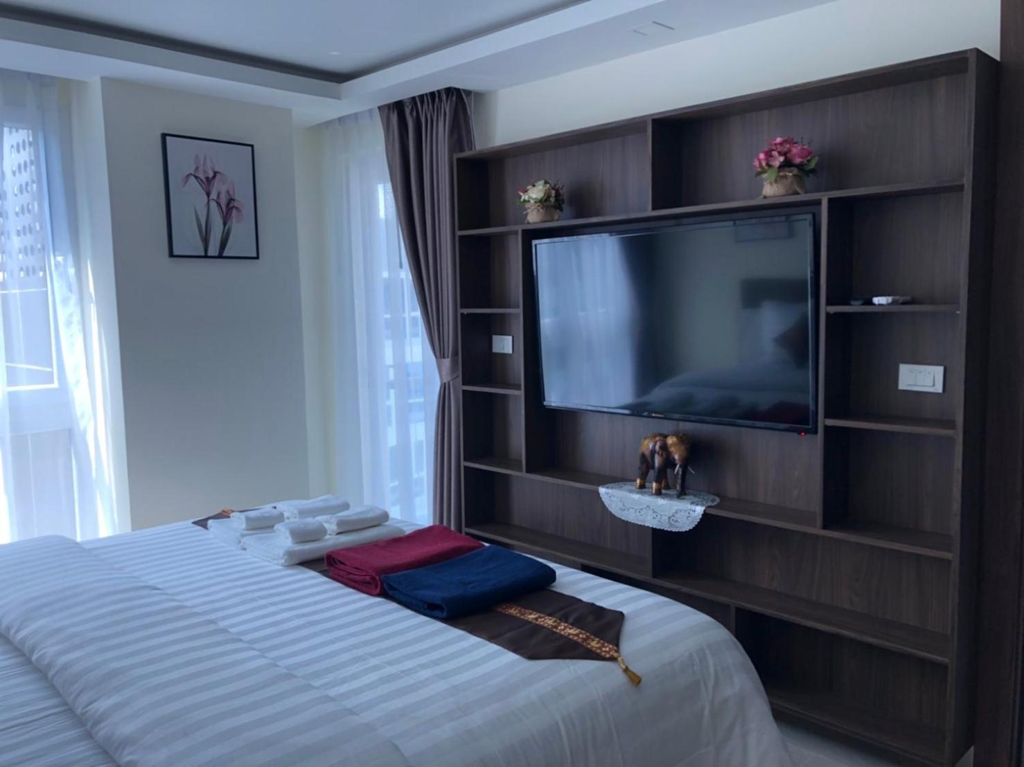 Luxury Business Suits In Grand Avenue By Pattaya City Estates Esterno foto